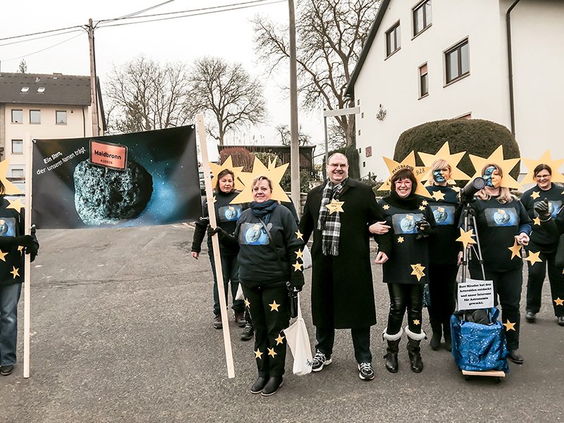 Carnival group together with the appointed mayor of the asteroid Maidbronn